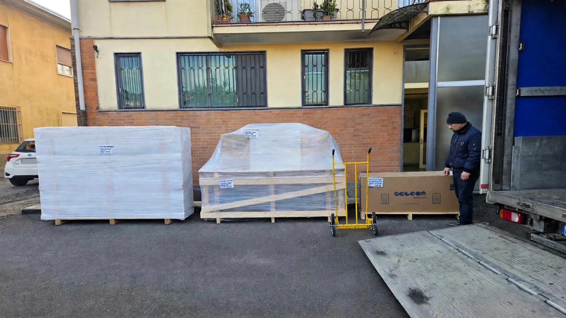 Componenti per ascensori imballati appena consegnati davanti alla sede Dalla Piazza